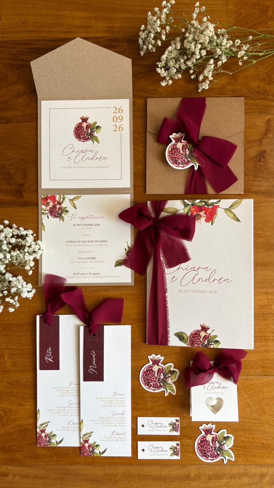 Coordinato grafico per matrimonio con partecipazioni, menu, tag e dettagli personalizzati