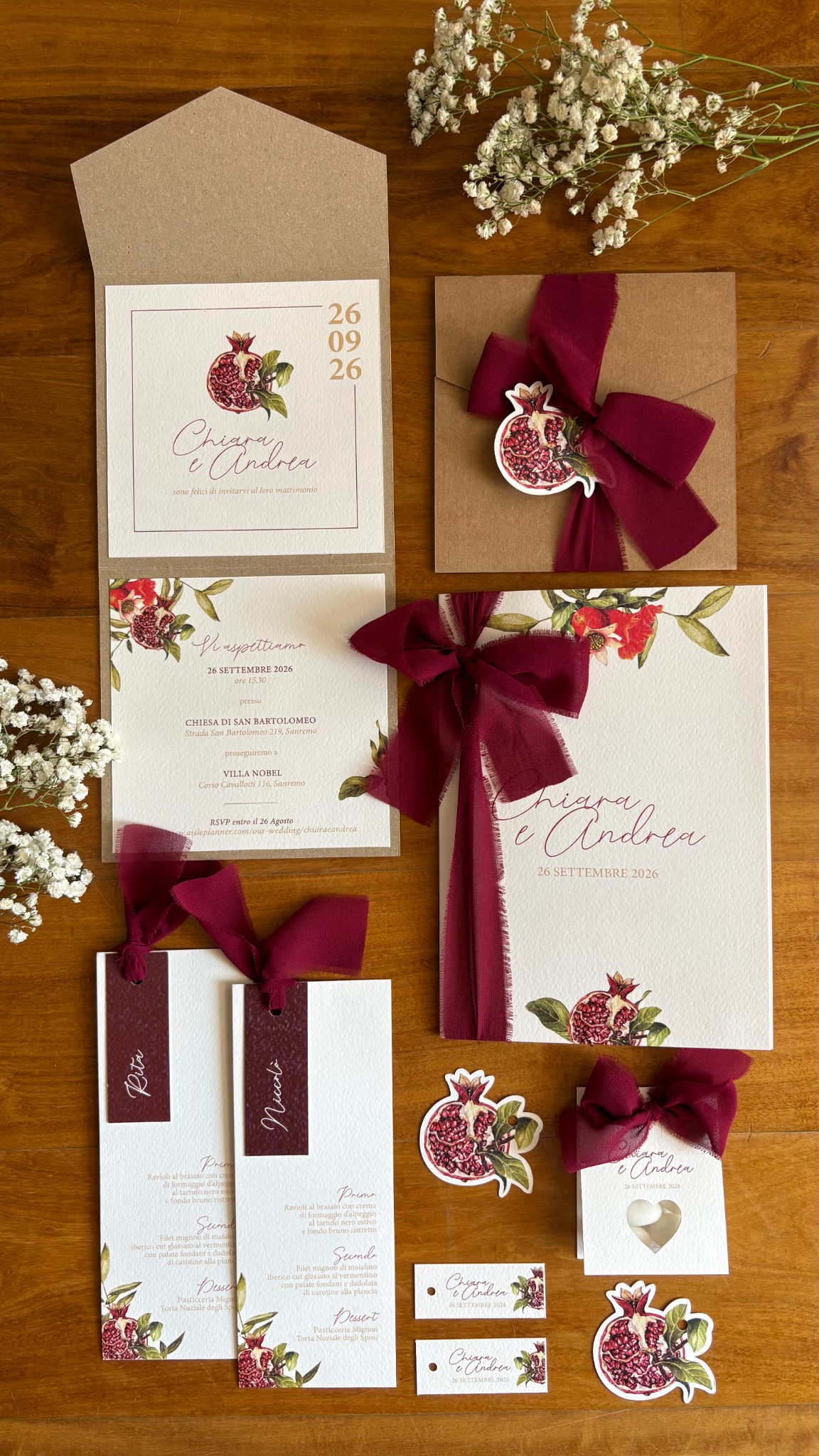 Wedding stationery coordinata con melograno e nastri bordeaux per Chiara e Andrea