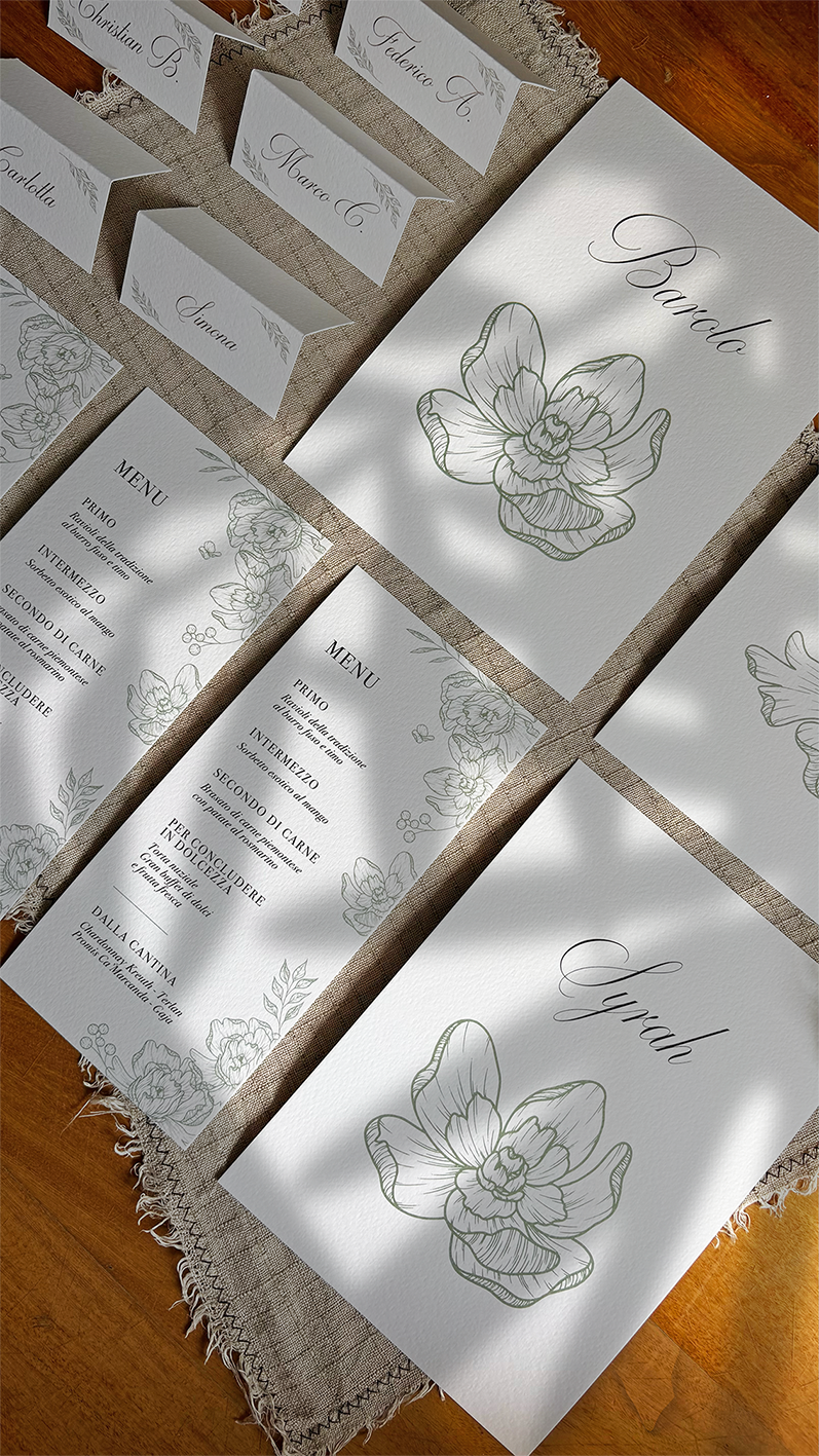 Menu e segnaposto con illustrazioni floreali